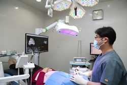 五十嵐善彦先生のX-guideによる治療の様子